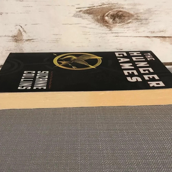 THE HUNGER GAMES (Book 1) by Suzanne Collins Paperback - Picture 4 of 6